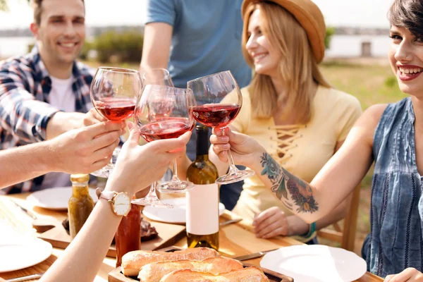 Jongeren Met Glazen Wijn Aan Tafel Buiten Zomer Barbecue — Stockfoto