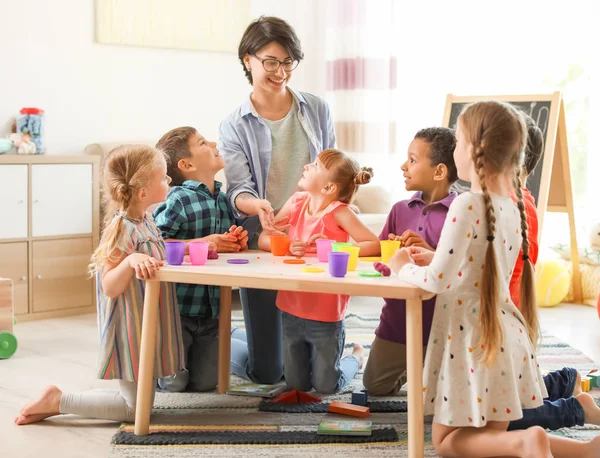 Jonge Vrouw Met Kleine Kinderen Binnen Spelen — Stockfoto