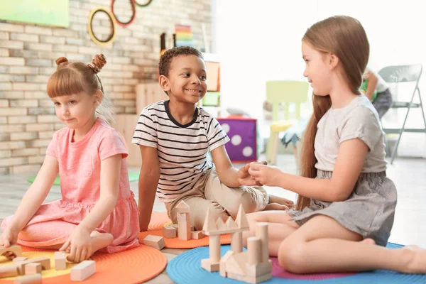 Niedliche Kleine Kinder Spielen Mit Holzklötzen Drinnen — Stockfoto