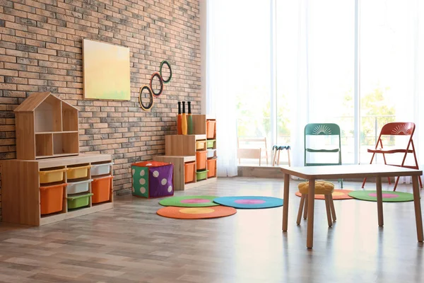 カラフルな家具とスタイリッシュな子供部屋インテリア — ストック写真