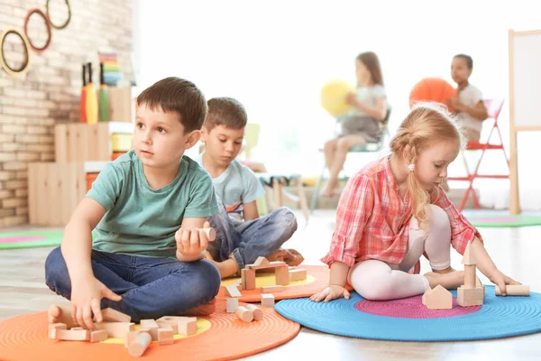 Niedliche Kleine Kinder Spielen Mit Holzklötzen Drinnen — Stockfoto