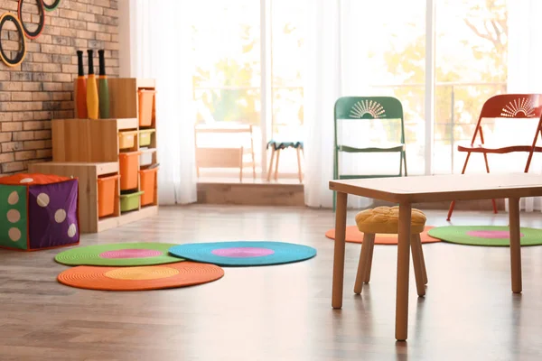 时尚的儿童房室内带五颜六色的家具 — 图库照片