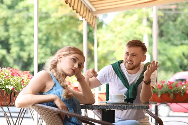Casal Jovem Discutindo Enquanto Estava Sentado Café Livre Problemas Relacionamento — Fotografia de Stock