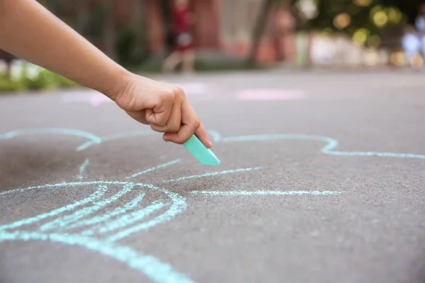 Bambino Che Disegna Con Gesso Asfalto Primo Piano — Foto Stock