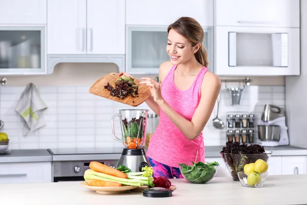 Giovane Donna Che Prepara Gustoso Frullato Sano Tavola Cucina — Foto Stock