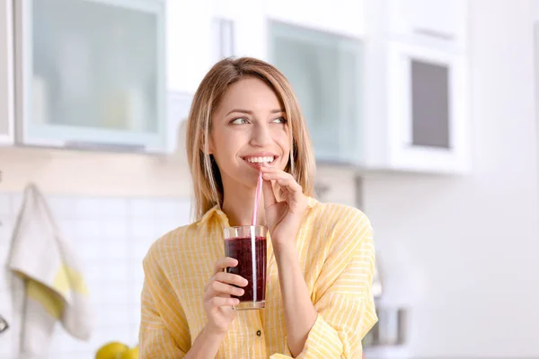 Mujer Joven Con Vaso Sabroso Batido Saludable Cocina — Foto de Stock