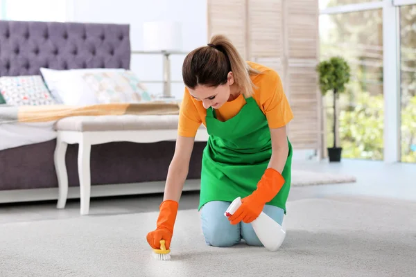 Junge Frau Putzt Teppich Mit Bürste Schlafzimmer — Stockfoto