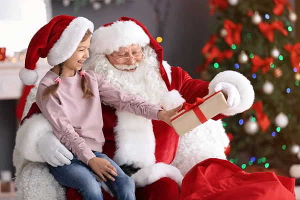 Authentique Père Noël Donnant Boîte Cadeau Petite Fille Intérieur — Photo