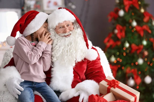 Niña Susurrando Auténtico Oído Papá Noel Interior — Foto de Stock