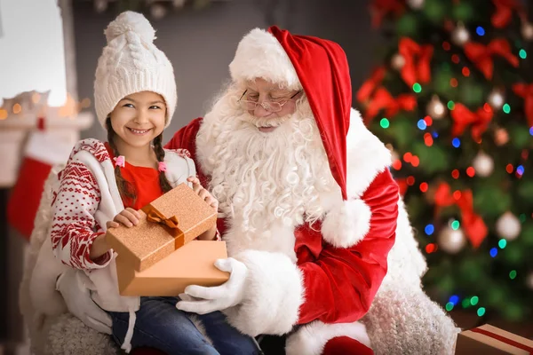 Holčička Sedí Klíně Autentické Santa Claus Uvnitř Krabičky — Stock fotografie