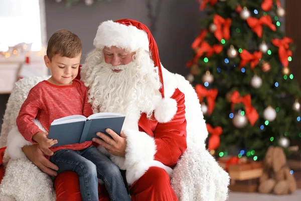 Malý Chlapec Čtení Knihy Zatímco Sedí Klíně Autentické Santa Claus — Stock fotografie