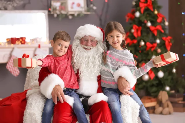 Little Children Gift Boxes Sitting Authentic Santa Claus Knees Indoors — Stock Photo, Image