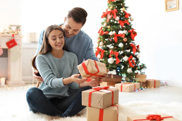 Genç Adam Kız Arkadaşına Evde Noel Hediye Vermek — Stok fotoğraf