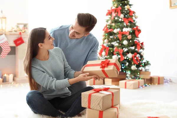 Young Man Giving Christmas Gift His Girlfriend Home — Stock Photo, Image