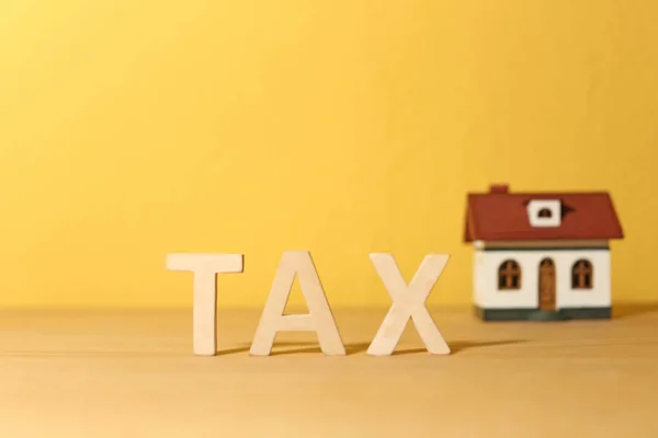 Word Tax Modèle Maison Sur Table Sur Fond Couleur — Photo