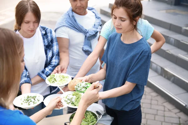 Voluntarios Sirviendo Comida Para Pobres Aire Libre — Foto de Stock