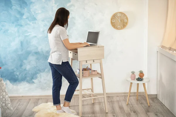 Jonge Vrouw Met Laptop Bij Opstaan Werkplek Kamer — Stockfoto