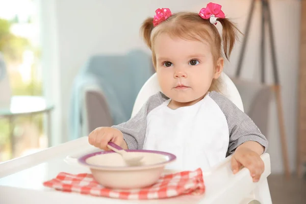 健康的な食生活を家庭でかわいい女の子 — ストック写真