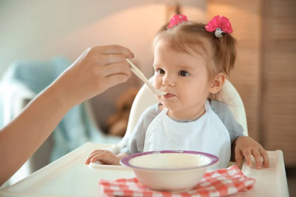 Fürsorgliche Mutter Füttert Ihr Süßes Kleines Baby Hause Mit Gesundem — Stockfoto