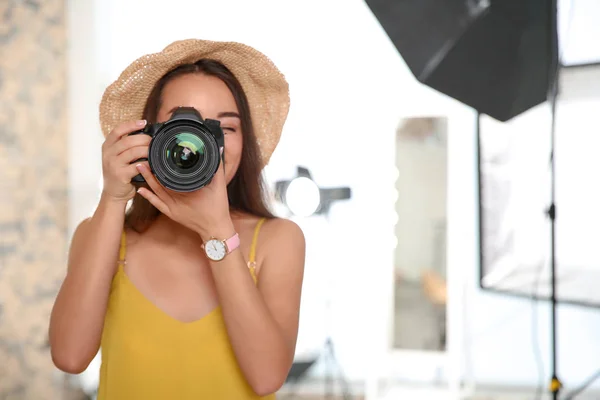 Fotógrafo Profissional Com Câmera Estúdio Fotografia — Fotografia de Stock