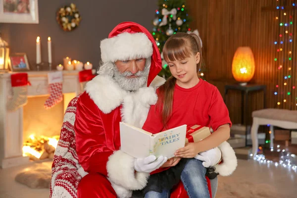Malé Dítě Santa Claus Čtení Vánoční Příběh Doma — Stock fotografie