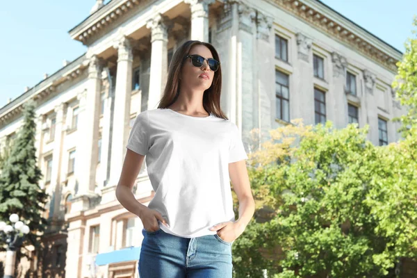 Mujer Joven Con Camiseta Blanca Calle — Foto de Stock