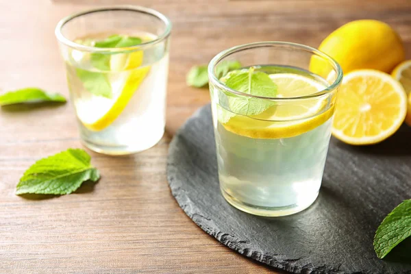 Bicchiere Con Acqua Limone Piatto Ardesia — Foto Stock