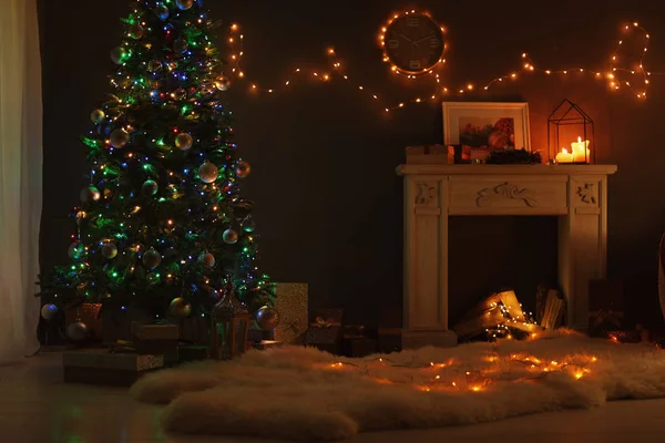 Stilvolles Interieur Mit Weihnachtsbaum Und Kamin — Stockfoto