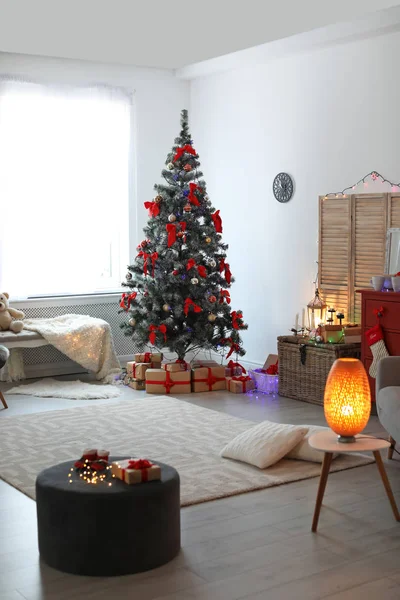 Élégant Salon Intérieur Avec Arbre Noël Décoré — Photo