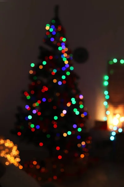 Verschwommener Blick Auf Stilvolles Wohnzimmerinterieur Mit Weihnachtsbaum Und Lichterketten Der — Stockfoto