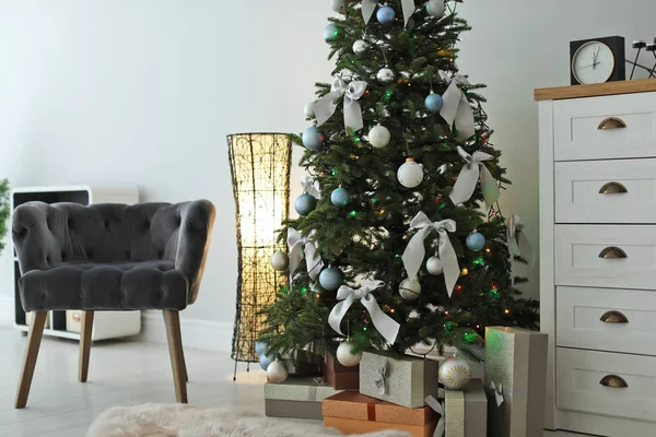 Stylový Obývací Pokoj Interiér Zdobeným Vánoční Stromeček Pohodlné Křeslo — Stock fotografie