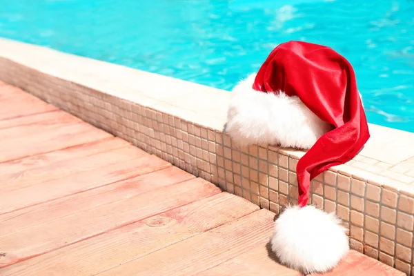 Autentiska Jultomten Hatt Nära Poolen Resort — Stockfoto