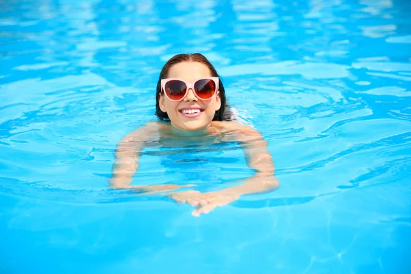 Hermosa Joven Nadando Piscina Azul — Foto de Stock