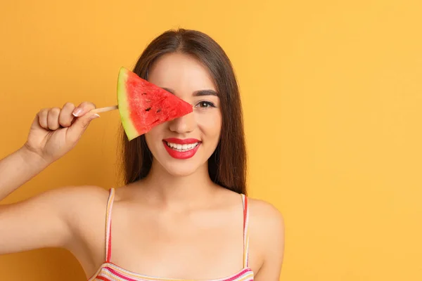 Mooie Jonge Vrouw Poseren Met Watermeloen Kleur Achtergrond — Stockfoto