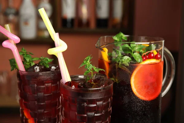 Gläser Und Krug Mit Köstlichem Erfrischenden Cocktail Nahaufnahme — Stockfoto