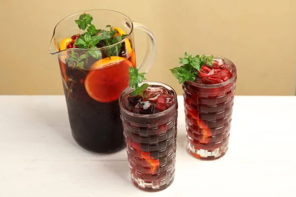 Copos Jarro Com Delicioso Cocktail Refrescante Mesa — Fotografia de Stock