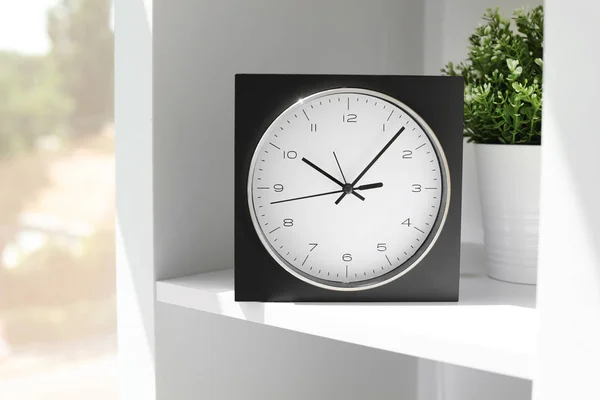 室内の棚の上のアナログ時計 日の時間 — ストック写真