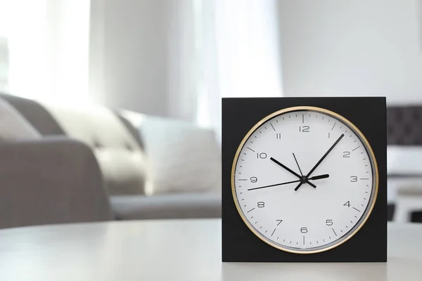 Analog Alarm Saat Masada Oturma Odasında Günün Saati — Stok fotoğraf