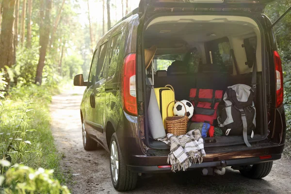 Transporter Mit Campingausrüstung Kofferraum — Stockfoto