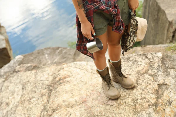 Молодая Женщина Шляпе Металлической Кружке Камне Сосредоточьтесь Ногах Кемпинг — стоковое фото
