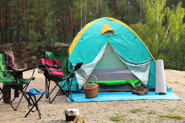 Camping Tält Och Tillbehör Vildmarken Sommardag — Stockfoto