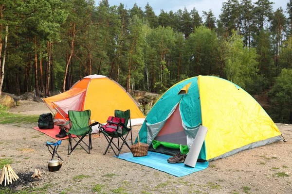 Camping Tält Och Tillbehör Vildmarken Sommardag — Stockfoto