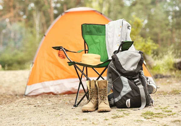 Set Attrezzature Campeggio All Aperto Nella Giornata Estiva — Foto Stock