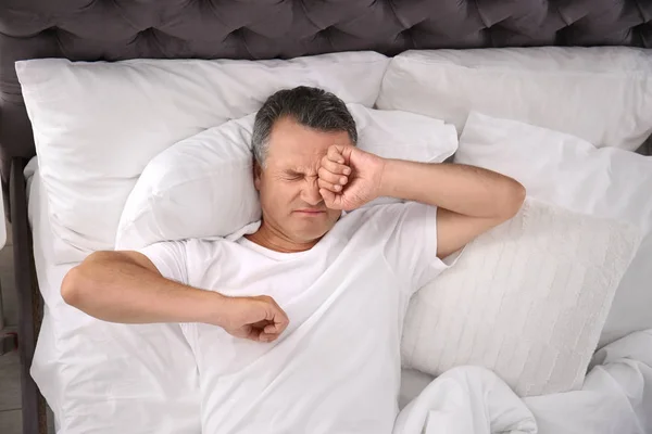 Homem Acordando Depois Dormir Travesseiro Confortável Cama Casa Vista Superior — Fotografia de Stock