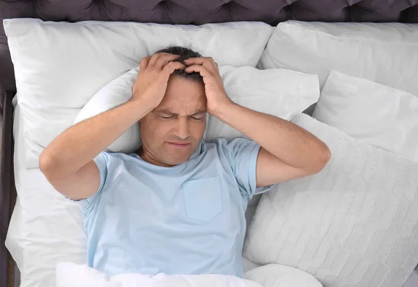 Homem Que Sofre Dor Cabeça Depois Dormir Cama Travesseiro Desconfortável — Fotografia de Stock