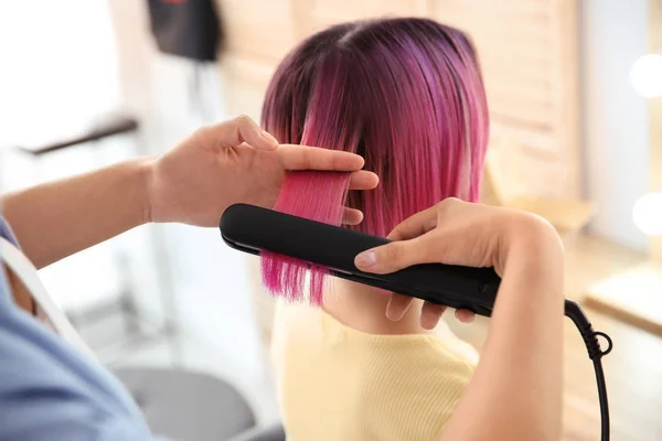 Professioneller Friseur Der Mit Jungen Frauen Schönheitssalon Arbeitet Trendige Haarfarbe — Stockfoto