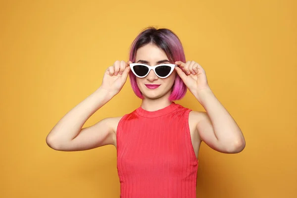 Młoda Kobieta Modną Fryzurę Nosić Okulary Przeciw Kolor Tła — Zdjęcie stockowe