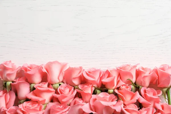 Hermosas Rosas Sobre Mesa Madera —  Fotos de Stock