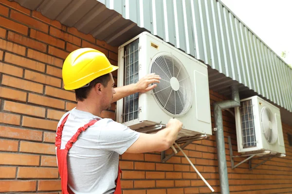 Male Technician Fixing Air Conditioner Outdoors — Stock Photo, Image