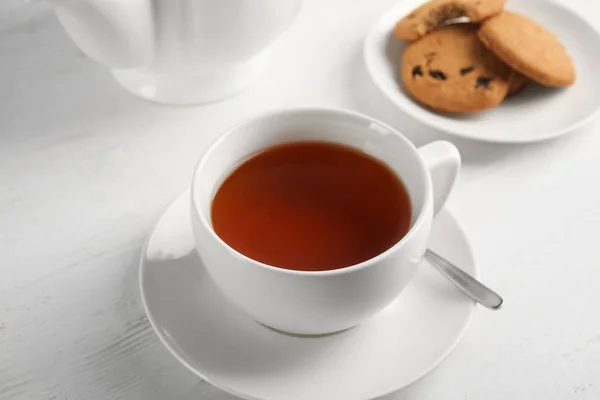 テーブルの上の受け皿とおいしい紅茶のカップ — ストック写真